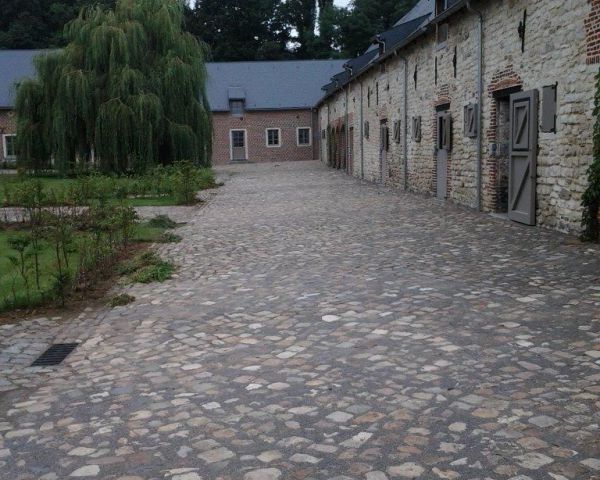 Vieux pavés rustiques avec joints à la dolomie