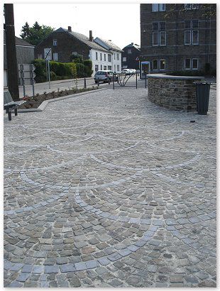 Chantier public, Place Communale de Bièvre (gedinne), mosaïque 7/9 grès de réemploi avec éventail de pierres bleues + joint au Groutex.