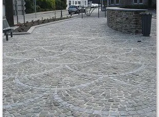 Chantier public, Place Communale de Bièvre (gedinne), mosaïque 7/9 grès de réemploi avec éventail de pierres bleues + joint au Groutex.