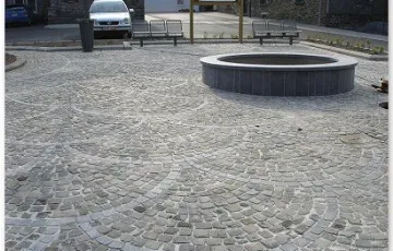 Chantier public, Place Communale de Bièvre (gedinne), mosaïque 7/9 grès de réemploi avec éventail de pierres bleues + joint au Groutex.