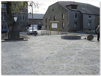 Chantier public, Place Communale de Bièvre (gedinne), mosaïque 7/9 grès de réemploi avec éventail de pierres bleues + joint au Groutex.