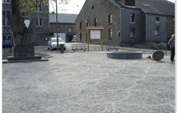 Chantier public, Place Communale de Bièvre (gedinne), mosaïque 7/9 grès de réemploi avec éventail de pierres bleues + joint au Groutex.