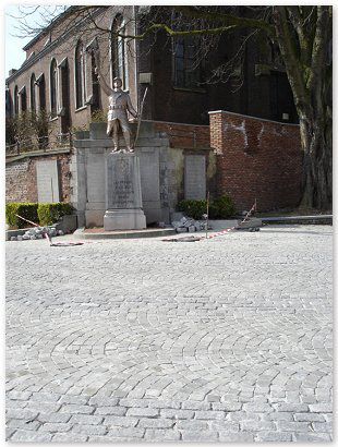 Chantier public, Place des Anciens Combattants à Alleur. Oblong Granit Portugais et 8/10 grès Asiatique + joint au Groutex.