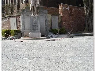 Chantier public, Place des Anciens Combattants à Alleur. Oblong Granit Portugais et 8/10 grès Asiatique + joint au Groutex.