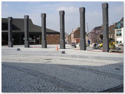 Chantier public, Place des Anciens Combattants à Alleur. Oblong Granit Portugais et 8/10 grès Asiatique + joint au Groutex.