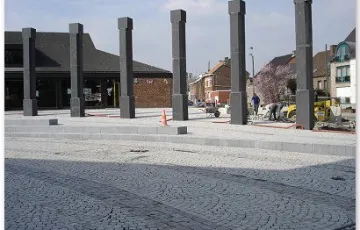 Chantier public, Place des Anciens Combattants à Alleur. Oblong Granit Portugais et 8/10 grès Asiatique + joint au Groutex.