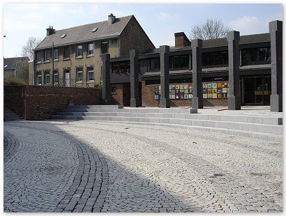 Chantier public, Place des Anciens Combattants à Alleur. Oblong Granit Portugais et 8/10 grès Asiatique + joint au Groutex.