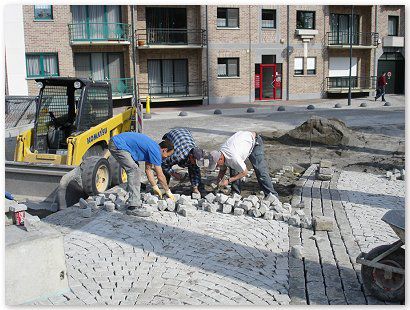 Chantier public, Place des Anciens Combattants à Alleur. Oblong Granit Portugais et 8/10 grès Asiatique + joint au Groutex.