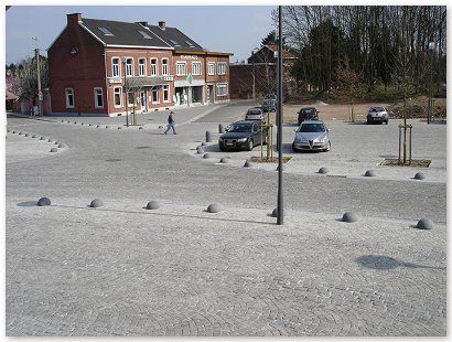 Chantier public, Place des Anciens Combattants à Alleur. Oblong Granit Portugais et 8/10 grès Asiatique + joint au Groutex.