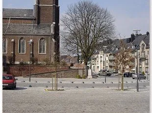 Chantier public, Place des Anciens Combattants à Alleur. Oblong Granit Portugais et 8/10 grès Asiatique + joint au Groutex.