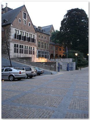 Place Saint-Michel à Liège : pavés 8/10 en porphyre italien, bandeau de pierres bleues 20/10 et joints au mortier.