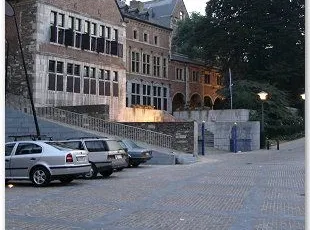 Place Saint-Michel à Liège : pavés 8/10 en porphyre italien, bandeau de pierres bleues 20/10 et joints au mortier.