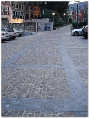 Place Saint-Michel à Liège : pavés 8/10 en porphyre italien, bandeau de pierres bleues 20/10 et joints au mortier.