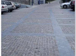 Place Saint-Michel à Liège : pavés 8/10 en porphyre italien, bandeau de pierres bleues 20/10 et joints au mortier.