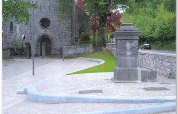 Aménagement public : église d’Aywaille Pourtour fontaine réalisé en pavés mosaïques 8/10 grès neufs d’importation, bordure petit granit neuf joint au coulis de mortier