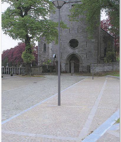 Aménagement public : église d’Aywaille Pourtour fontaine réalisé en pavés mosaïques 8/10 grès neufs d’importation, bordure petit granit neuf joint au coulis de mortier