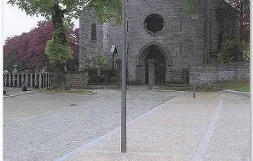 Aménagement public : église d’Aywaille Pourtour fontaine réalisé en pavés mosaïques 8/10 grès neufs d’importation, bordure petit granit neuf joint au coulis de mortier