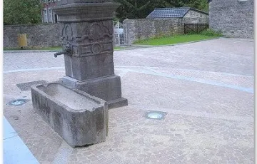 Aménagement public : église d’Aywaille Pourtour fontaine réalisé en pavés mosaïques 8/10 grès neufs d’importation, bordure petit granit neuf joint au coulis de mortier