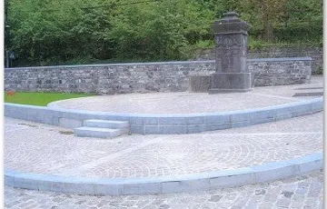 Aménagement public : église d’Aywaille Pourtour fontaine réalisé en pavés mosaïques 8/10 grès neufs d’importation, bordure petit granit neuf joint au coulis de mortier