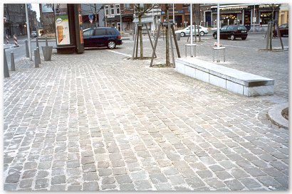 Liège, place des Déportés. Parking pavés 13/21 gris neufs importation, joint mortier