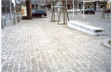 Liège, place des Déportés. Parking pavés 13/21 gris neufs importation, joint mortier