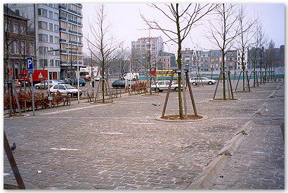 Liège, place des Déportés. Parking pavés 13/21 gris neufs importation, joint mortier