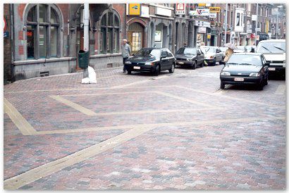 Visé – rue Haute pavés béton 15/15 tambourisés ralentisseur décoratif en pavés 7/9 mosaïques et 7/9 « blanc de Carrare » joints à l’émulsion incolore