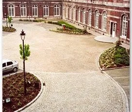 Pavés porphyres de réemploi posés en ligne