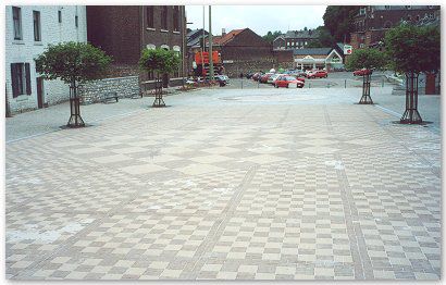 Place Sainte-Ode à Amay. Pavés en terre cuite 2 tons.