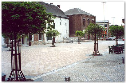 Place Sainte-Ode à Amay. Pavés terre cuite deux tons. Pavés mosaïques clivés. Extérieur en pavés bleu lisse.