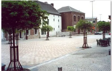 Place Sainte-Ode à Amay. Pavés terre cuite deux tons. Pavés mosaïques clivés. Extérieur en pavés bleu lisse.