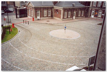 Ancien Hôpital militaire Saint-Laurent à Liège. Espace rénové en pavés porphyres 15/15 et 12/18. Joints au sable.