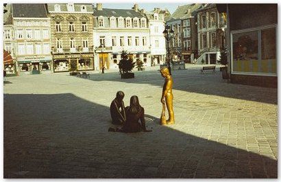 Grand Place de Huy. Platines 15/15 de réemploi.