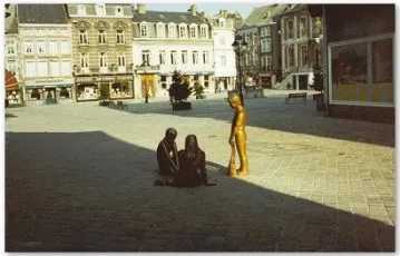 Grand Place de Huy. Platines 15/15 de réemploi.