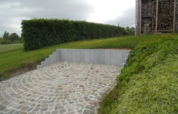 Pavés grès disparates – Pose en éventail – Joints coulés – Palissades en pierre bleue asiatique