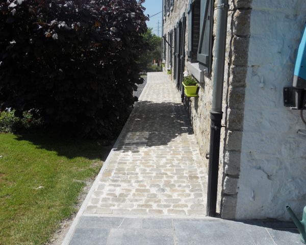 Trottoir en pavés grès de remploi – Joints coulés