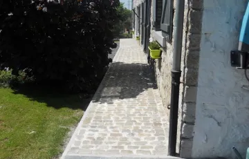 Trottoir en pavés grès de remploi – Joints coulés