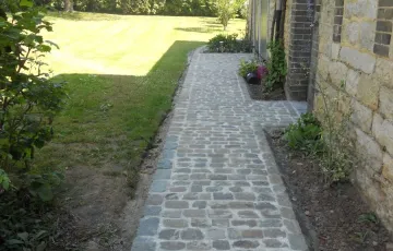 Trottoir en pavés grès de remploi – Joints coulés