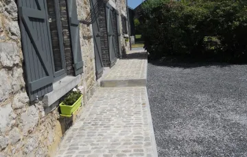 Trottoir en pavés grès de remploi – Joints coulés