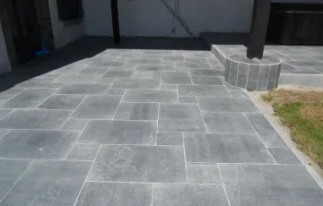 Terrasse en pierre bleue belge OPUS 4 – Trois niveaux