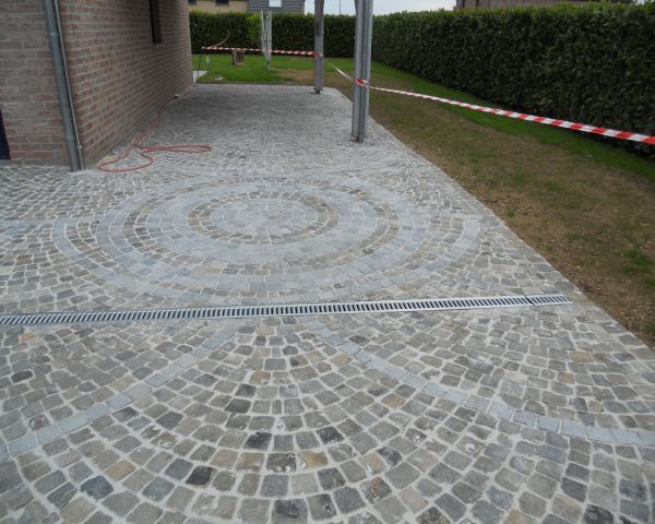 Pavés 8/10 grès de remploi – Ligne décorative en pierre bleue – Joints Mapei