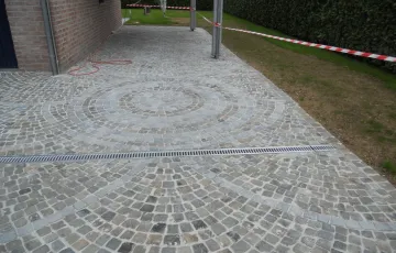 Pavés 8/10 grès de remploi – Ligne décorative en pierre bleue – Joints Mapei