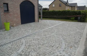 Pavés 8/10 grès de remploi – Ligne décorative en pierre bleue – Joints Mapei