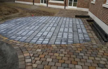 Terrasse en pavés grès Kandla – Dalles pierre bleue – Taque à pavés grès de 10/16 de remploi et joints coulés