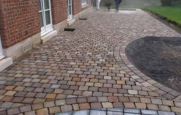 Terrasse en pavés grès Kandla – Dalles pierre bleue – Taque à pavés grès de 10/16 de remploi et joints coulés