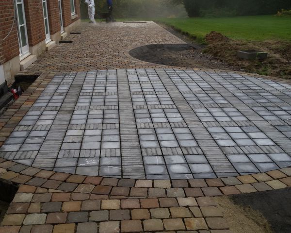 Terrasse en pavés grès Kandla – Dalles pierre bleue – Taque à pavés grès de 10/16 de remploi et joints coulés