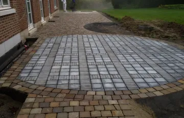 Terrasse en pavés grès Kandla – Dalles pierre bleue – Taque à pavés grès de 10/16 de remploi et joints coulés