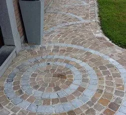 3 Pavés 8-10 Kandla posés en éventail avec ligne décorative de pierre bleue