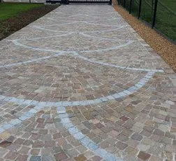 4 Pavés 8-10 Kandla posés en éventail avec ligne décorative de pierre bleue