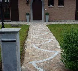 6 Pavés 8-10 Kandla posé en éventail avec ligne décorative de pierre bleue